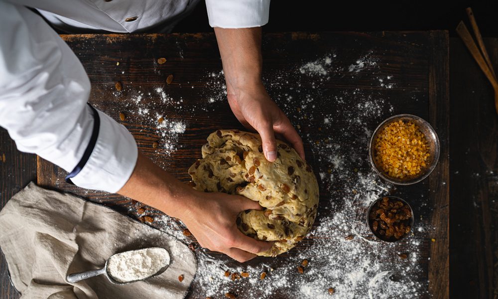 Baecker_Vogelperspektive_Teig_B_kneten_T_Ritz_1640x960